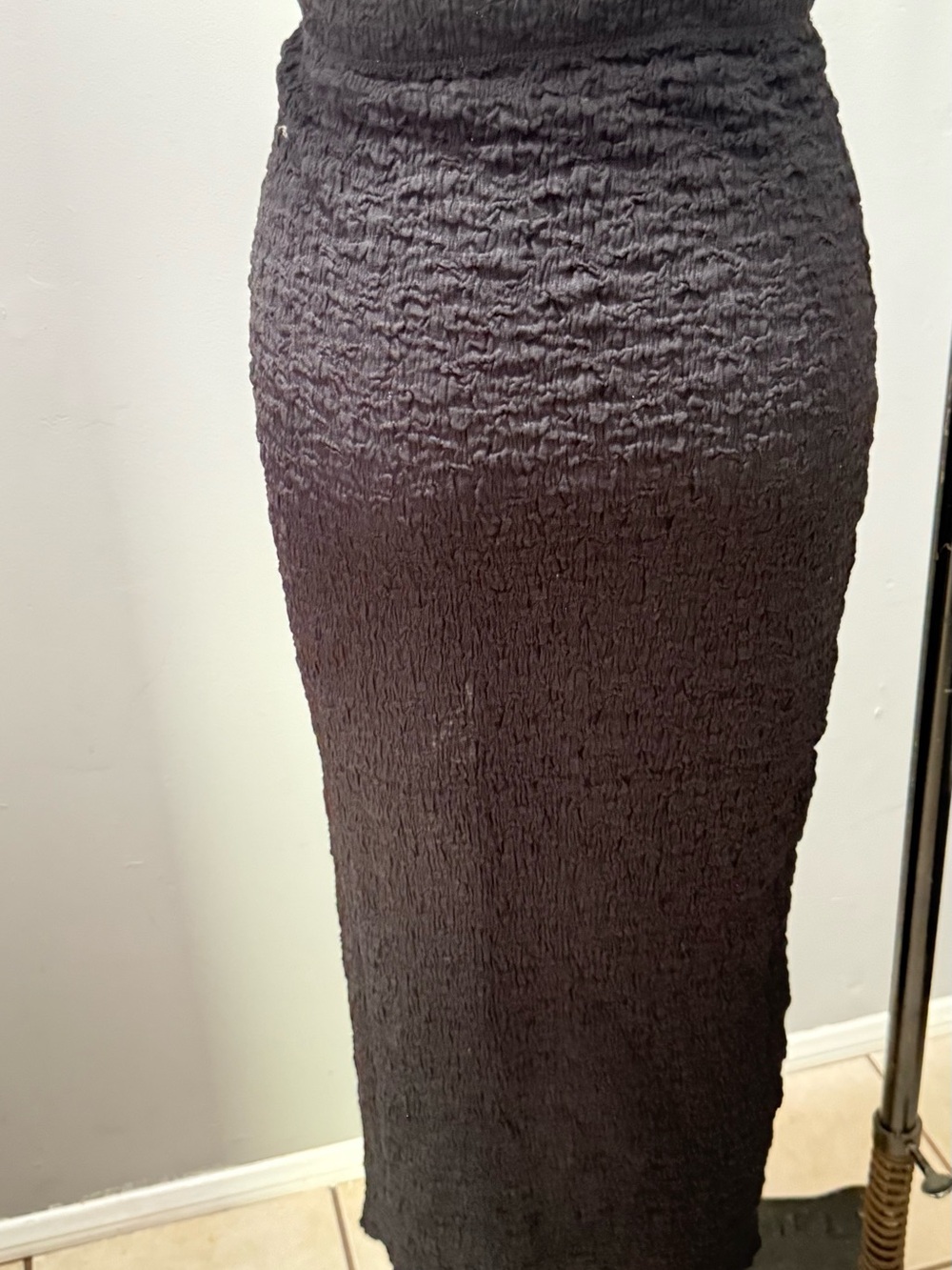 Black Textured Maxi Skirt with Front Slit - Picture 3 of 4